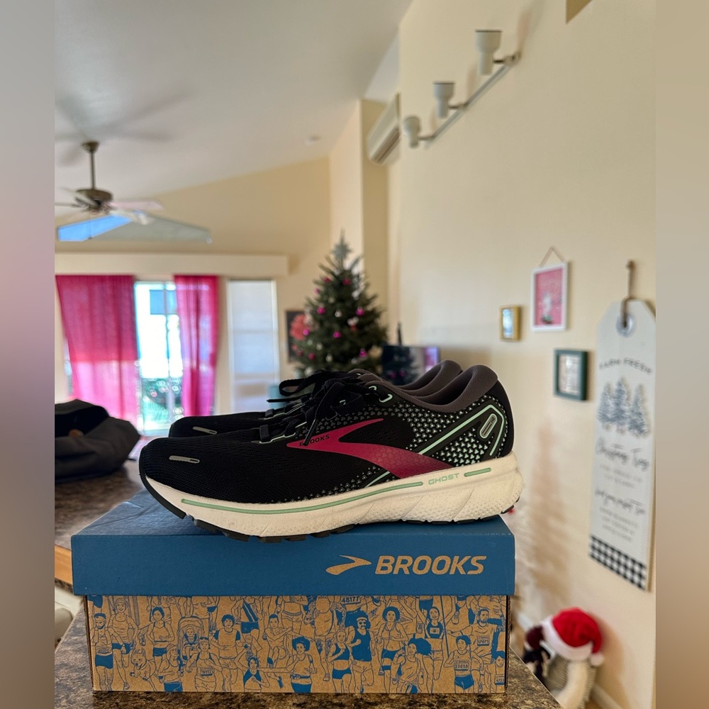 Brooks Ghost 14 Black and pink